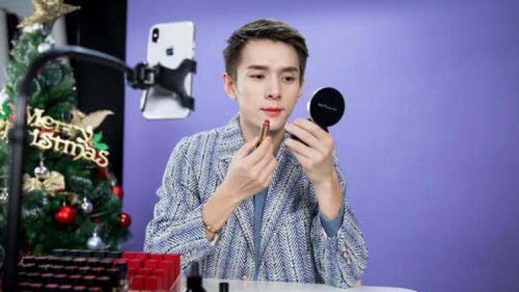 李佳琦是如何在抖音上火起來的？