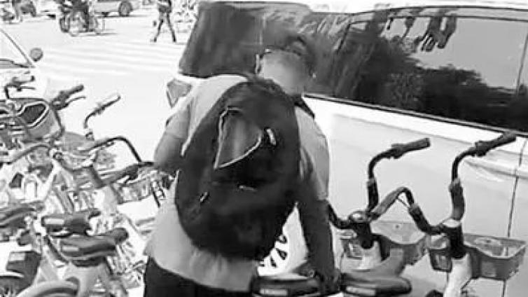 貼1張1毛錢，在共享單車上貼小廣告，竟能日賺300+